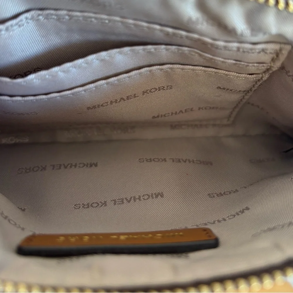 MICHAEL KORS Jet Set Wristlet - Picture 6 of 11